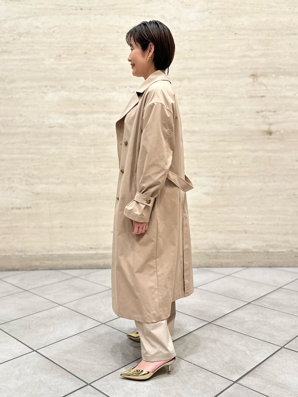 「トレンチコート、トレンチ、ニットジャケット、シアートップス、チノパン、パンツコーデ、ワントーンコーデ、春アウター、春服、オトナ女子」｜「NOLLEY’Sのウォッシャブルチノ風ワイドパンツ（チノパンツ、ベージュ系）」を使った、minaさん（レディース・157cm）の冬コーディネートの7枚目の写真