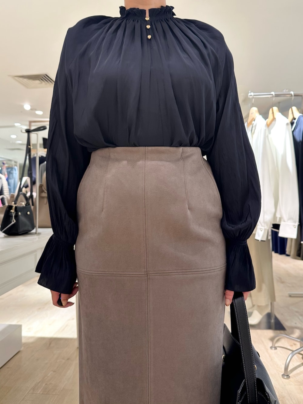 ブルー系のシャツ/ブラウス、グリーン系のスカート、ブラック系のショルダーバッグを着用したレディースの秋コーディネートの8枚目の写真