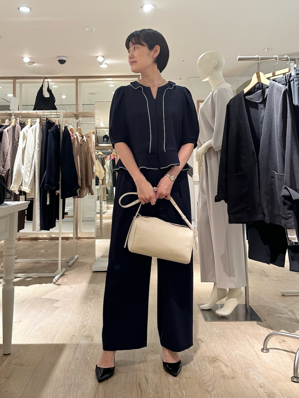 「ブラウス、ブラウスコーデ、ブラウス×パンツ、パンツ、パンツスタイル、パンツコーデ、通勤、通勤コーデ、通勤スタイル、オフィス、オフィススタイル、オフィスコーデ」｜「NOLLEY’Sの《セットアップ対応》ウォッシャブルツイルイージーパンツ（その他パンツ、ブルー系）」を使った、minaさん（骨格ストレート・レディース・157cm）の夏コーディネートの8枚目の写真
