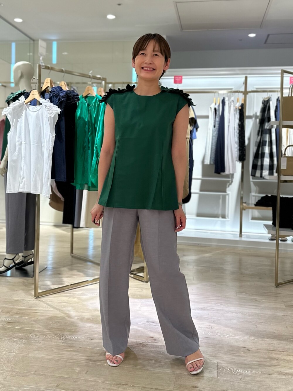 「肩フリル、グリーン、ワイドパンツ、グレーパンツ、夏コーデ、お出かけコーデ、休日スタイル、オトナ女子、オトナカワイイ、大人カジュアル」｜「NOLLEY’Sの◇【WEB限定カラーあり】ストラップサンダル（サンダル、ホワイト系）」を使った、minaさん（レディース・157cm）の夏コーディネートの5枚目の写真