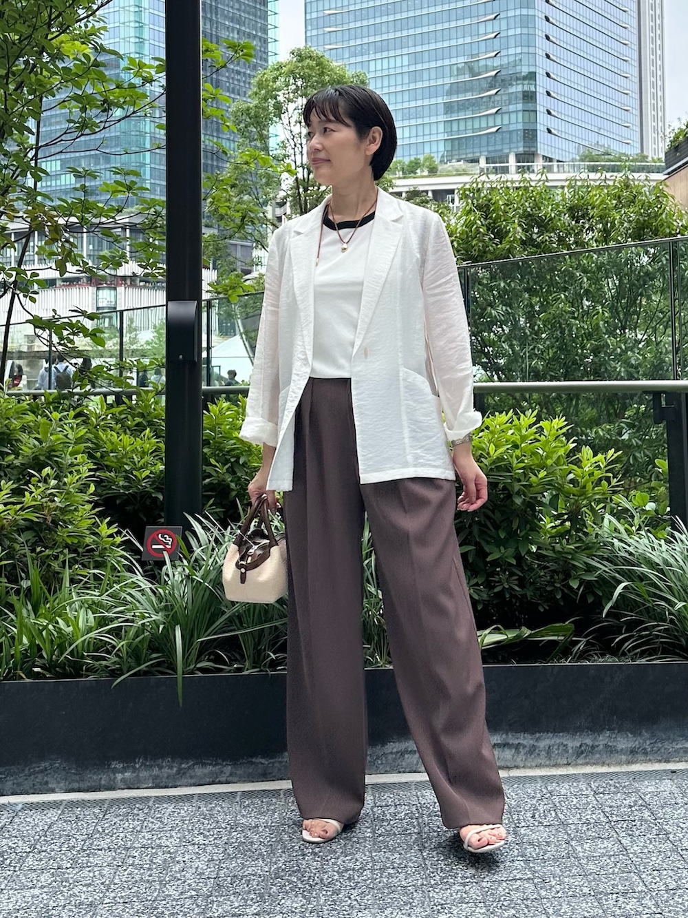 「ジャケット、ジャケットスタイル、ジャケットコーデ、シアージャケット、シアージャケットコーデ、パンツ、パンツスタイル、パンツコーデ、ワイドパンツ、ワイドパンツコーデ、お出かけコーデ、オトナ女子、夏服、ブラウンパンツ、ノースリーブニット」｜「NOLLEY’Sの【LORISTELLA/ロリステッラ】雑材コンビミニバッグmade in italy（バックパック/リュック、ブラウン系）」を使った、minaさん（骨格ストレート・レディース・157cm）の春コーディネートの4枚目の写真