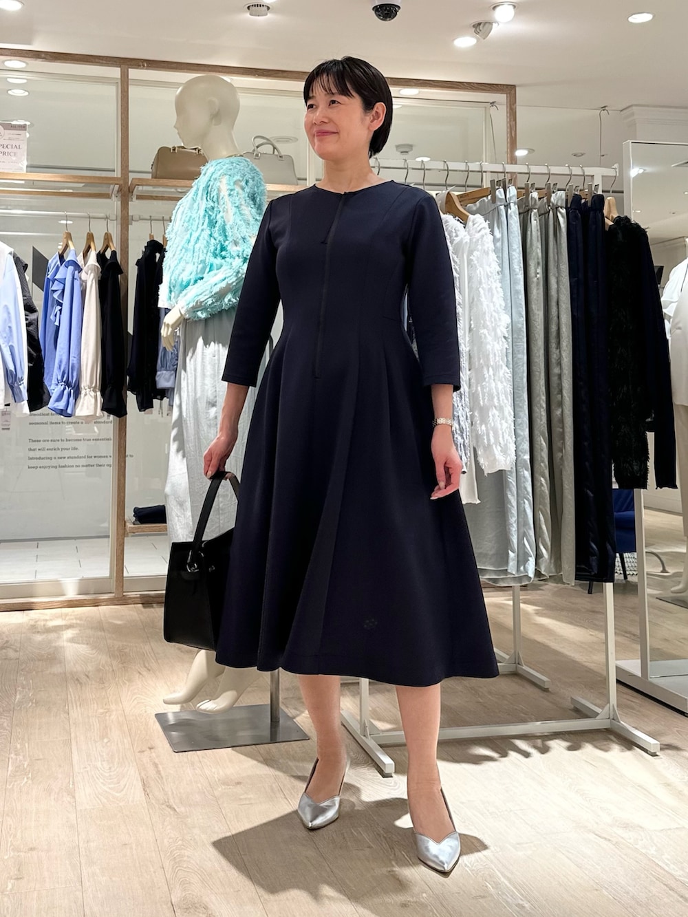 「ワンピース、ワンピーススタイル、通勤、通勤コーデ、通勤スタイル、セレモニー、セレモニーコーデ、セレモニースタイル、七五三、お宮参り、お宮参りコーデ、授乳しやすい、オトナ女子、大人可愛い」｜「NOLLEY’Sの【yosoyuki series】 2WAYダンボールニットワンピース（ワンピース、ブルー系）」を使った、minaさん（骨格ストレート・レディース・157cm）の春コーディネートの6枚目の写真