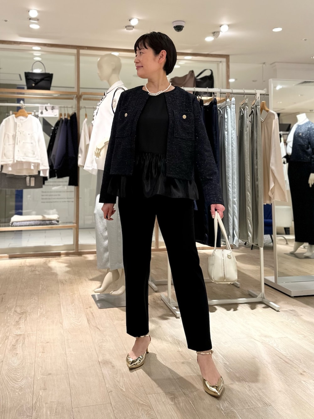 「ジャケット、ジャケットスタイル、ジャケットコーデ、パンツ、パンツスタイル、パンツコーデ、セレモニー、セレモニーコーデ、セレモニースタイル、通勤、通勤コーデ、通勤スタイル、入学式・卒業式、入学式コーデ、卒業式コーデ」|「grace grace の【grace grace/グラスグラス】シェルパールオーバーショートネックレス(ネックレス、ホワイト系)」を使った、minaさん(骨格ストレート・レディース・157cm)の春コーディネートの3枚目の写真
