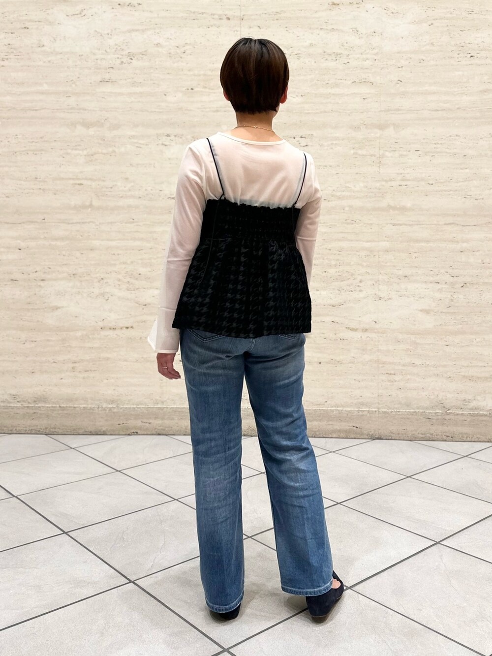 「キャミソール、チドリ柄、シアートップス、レイヤードスタイル、デニム、秋服準備はじめました、秋先取りコーデ、秋服」｜「NOLLEY’SのロングスリーブT（Tシャツ/カットソー、ホワイト系）」を使った、minaさん（レディース・157cm）の夏コーディネートの4枚目の写真