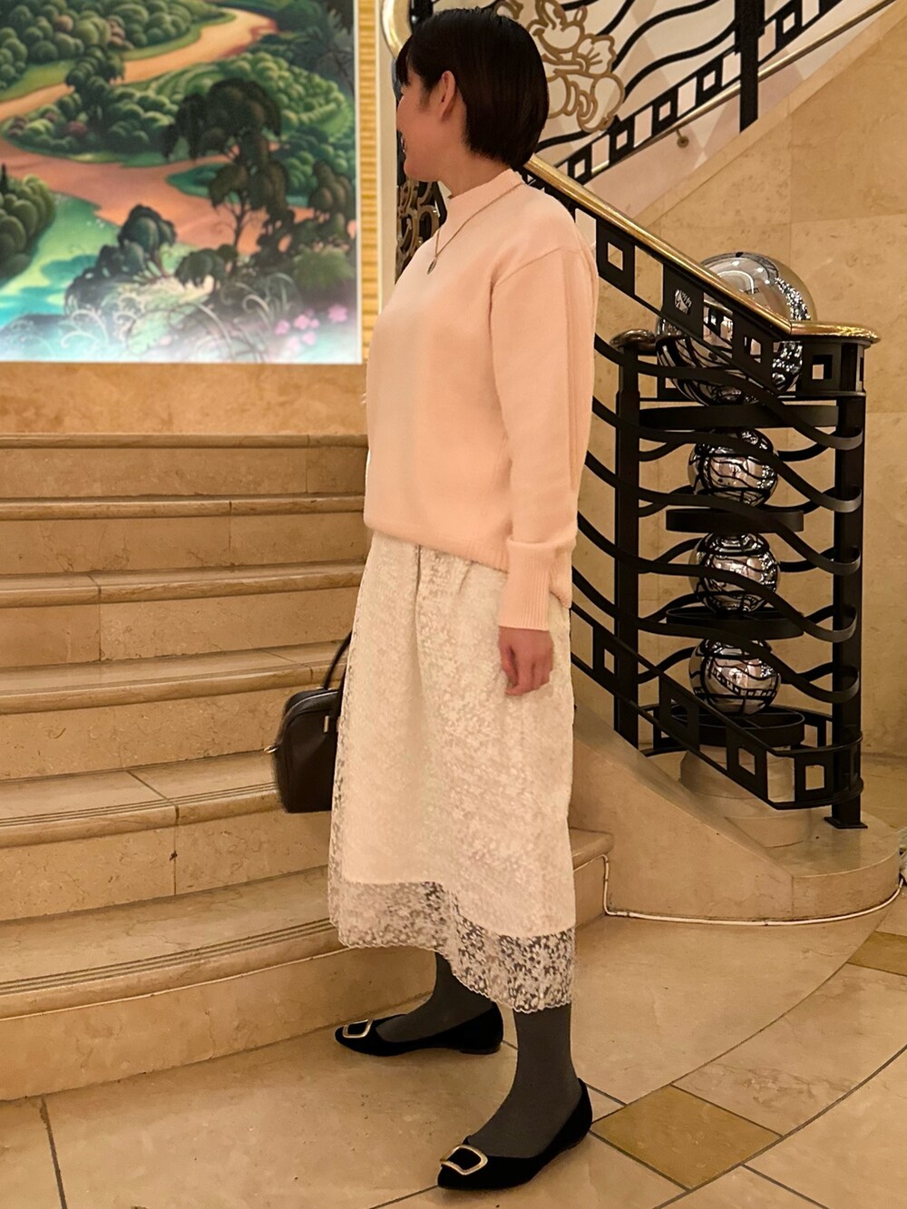 「冬コーデ、ニット、スカート、スカートスタイル、スカートコーデ、レーススカート、ピンクニット、大人女子、大人かわいい、大人可愛い、クリスマスコーデ」｜「NOLLEY’Sの静電気防止加工コットンタイツ（タイツ/ストッキング、グレー系）」を使った、minaさん（骨格ストレート・レディース・157cm）の冬コーディネートの8枚目の写真