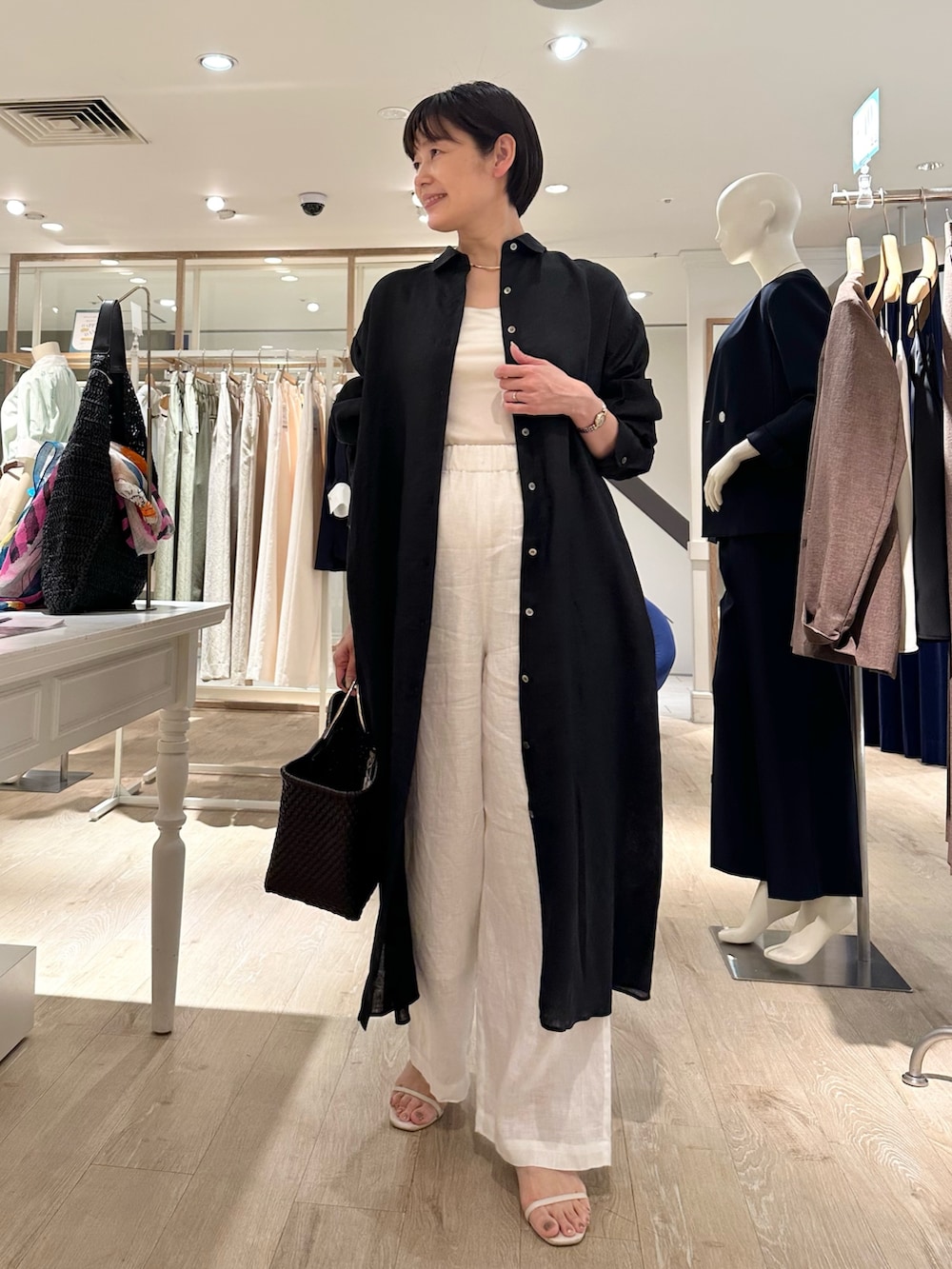 「リネン、リネンパンツ、リネンワンピース、ワンピースコーデ、ワンピーススタイル、リラックススタイル、リラックスパンツ、リラックスコーデ、リラックスワンピース、シャツはおり、はおりワンピ、夏ファッション、大人カジュアルコーデ、ラフコーデ、大人コーデ」｜「SANRAMIの【SANRAMI/サンラミ】【松葉☆別注アイテム】リングハンドルメルカドバッグ（かごバッグ、ブラウン系）」を使った、minaさん（骨格ストレート・レディース・157cm）の夏コーディネートの7枚目の写真