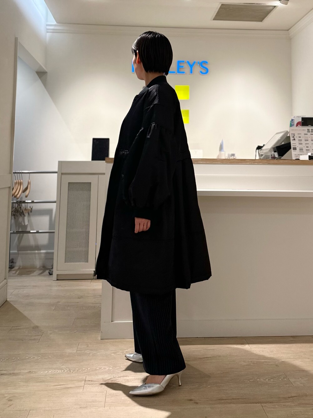 「ブルゾン、ニット、パンツスタイル、パンツコーデ、パンツ、あったかコーデ、きれいめカジュアル、オトナカジュアル、ゆるコーデ、大人女子」|「NOLLEY’Sの2wayチェーンチョーカー(ネックレス、ゴールド系)」を使った、minaさん(レディース・157cm)の秋コーディネートの4枚目の写真
