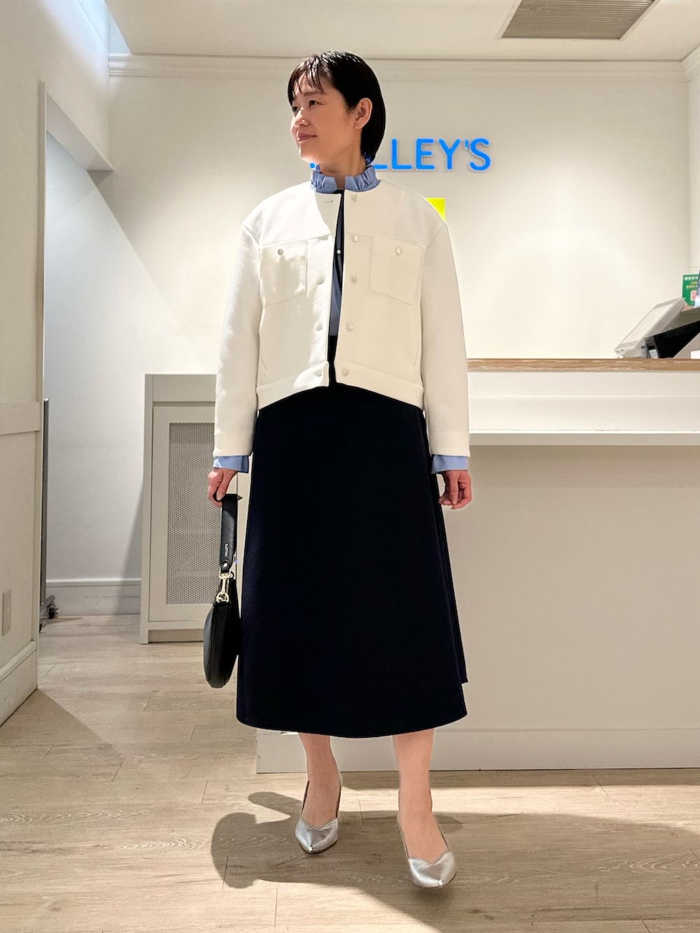 「スカート、スカートスタイル、スカートコーデ、フレアスカート、フレアスカート×白、フレアスカートコーデ、ブルゾン、ブルゾンコーデ、春アウター、春アウターコーデ、セットアップ、セットアップスタイル、セットアップコーデ、フリルシャツ、ブルーシャツ」｜「NOLLEY’Sのウォッシャブルエアボールクルーネックブルゾン（ブルゾン、ホワイト系）」を使った、minaさん（骨格ストレート・レディース・157cm）の冬コーディネートの6枚目の写真