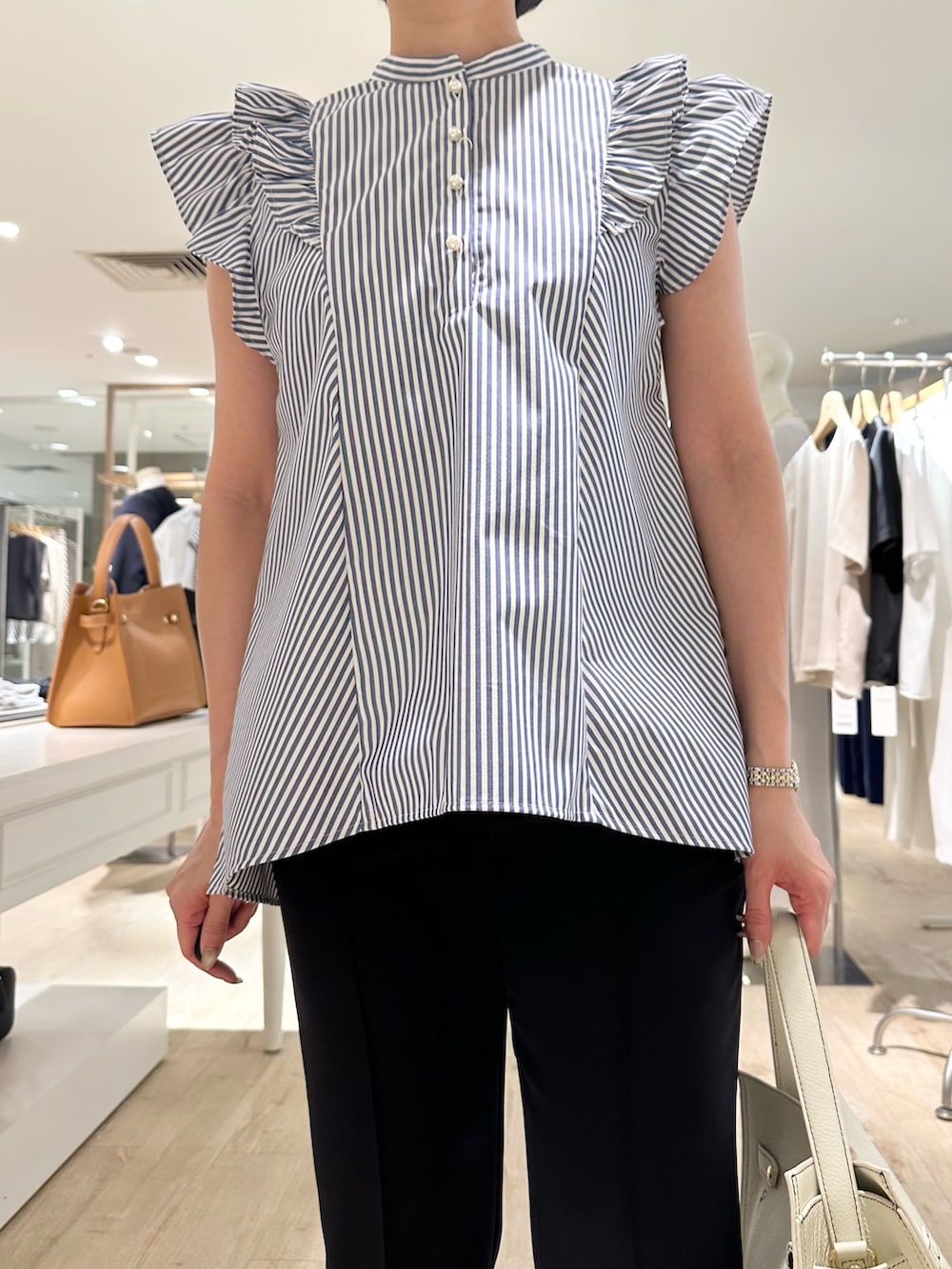 「ストライプ、ストライプシャツ、パンツ、パンツスタイル、パンツコーデ、夏コーデ、夏服コーデ、おでかけコーデ、夏ファッション、大人ファッション、大人女子、お出かけコーデ、オトナカワイイ、フリルブラウス、オトナ女子」｜「NOLLEY’Sのひねり金具付きワンハンドルバッグ【WEB STAFF守屋☆別注アイテム】（ショルダーバッグ、イエロー系）」を使った、minaさん（骨格ストレート・レディース・157cm）の夏コーディネートの9枚目の写真