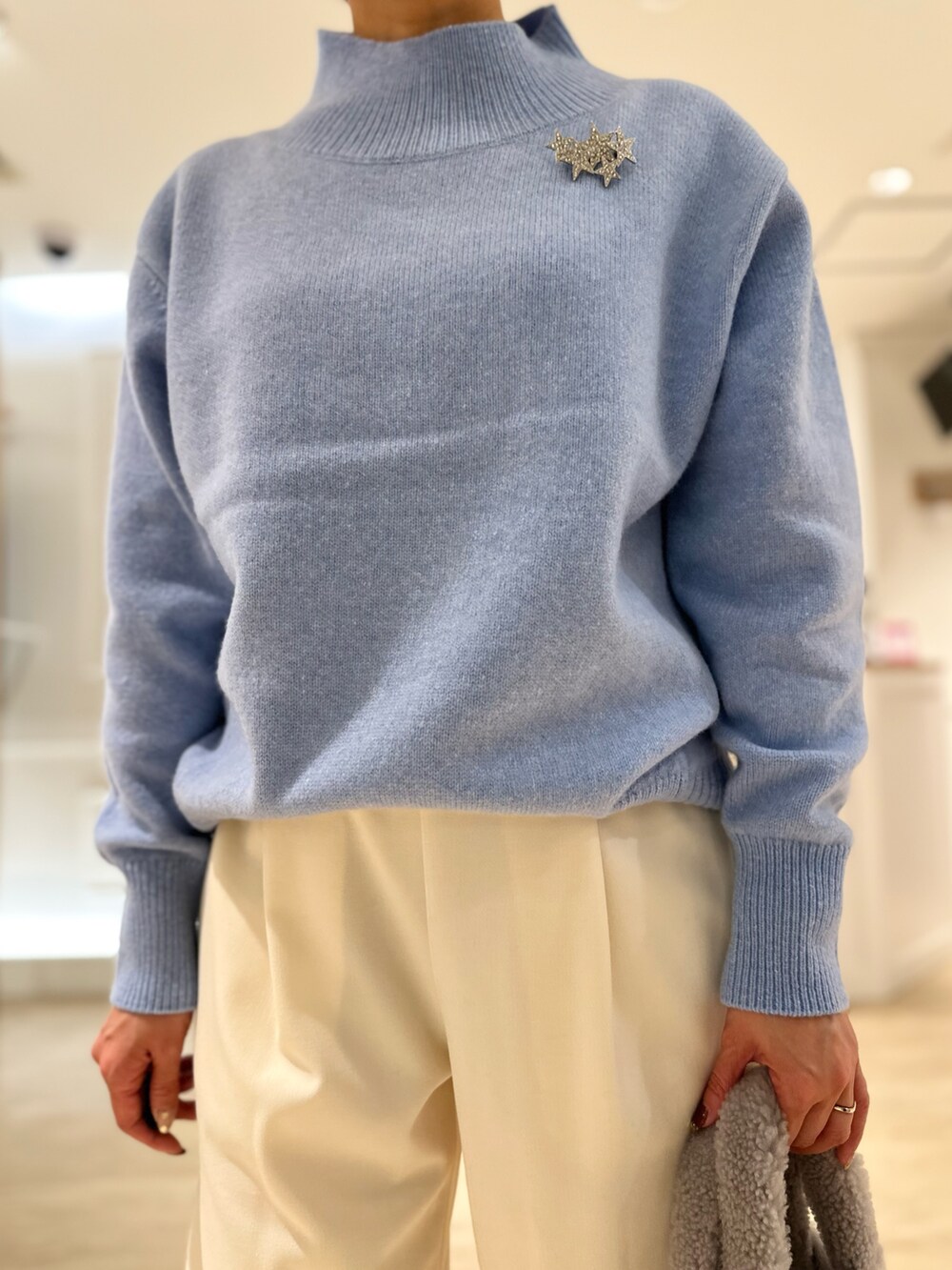 「アンサンブルニット、カーディガン、ハイネックニット、パンツスタイル、ワイドパンツ、ブルー x ホワイト、冬コーデ、ニット、あったかコーデ、お出かけコーデ、大人女子」｜「NOLLEY’Sのウォッシャブル裏起毛イージーワイドパンツ（その他パンツ、ホワイト系）」を使った、minaさん（レディース・157cm）の秋コーディネートの6枚目の写真