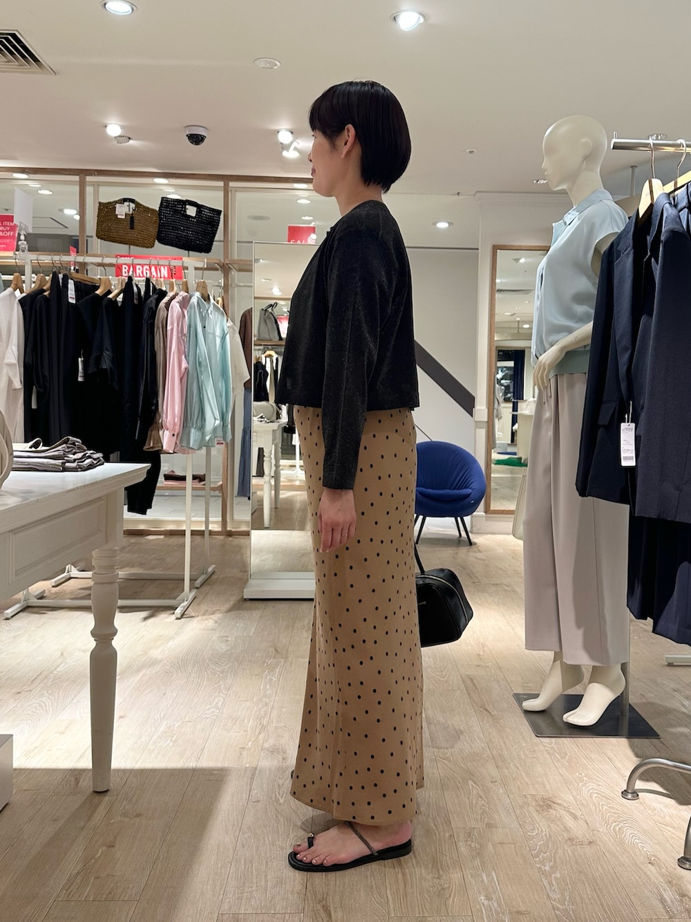 「カーディガン、カーディガンコーデ、アンサンブル、アンサンブルニット、アンサンブルコーデ、スカート、スカートスタイル、スカートコーデ、ドットスカート、シアー、シアートップス、ラメニット、夏ファッション、オトナカワイイ、夏服」｜「NICOLAS LAINASの【NICOLAS LAINAS/ニコラス ライナス】 メタリックフィンガーフックサンダル【NOLLEY'S mgr. 松葉☆別注アイテム】（サンダル、ゴールド系）」を使った、minaさん（骨格ストレート・レディース・157cm）の夏コーディネートの2枚目の写真