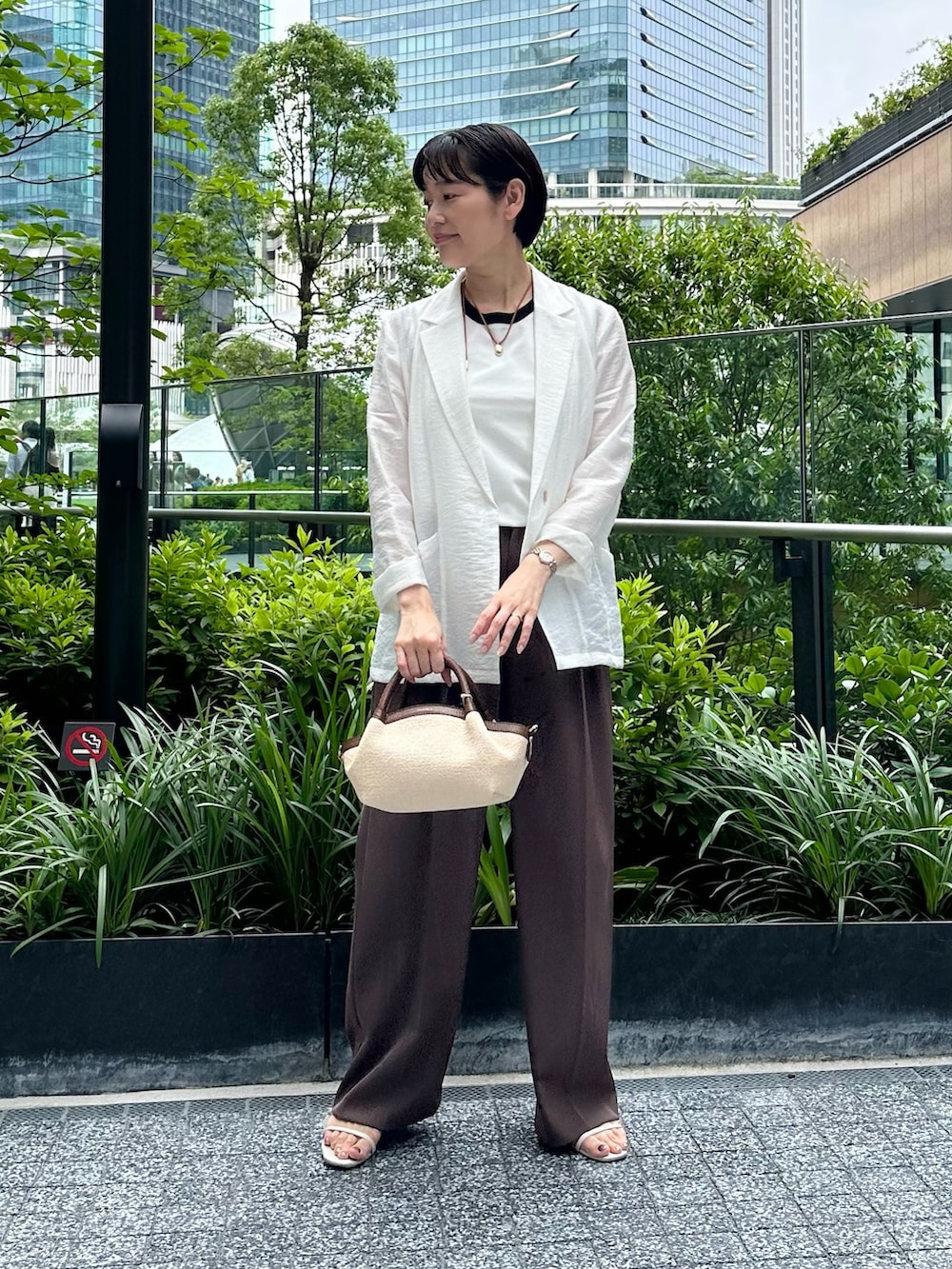 「ジャケット、ジャケットスタイル、ジャケットコーデ、シアージャケット、シアージャケットコーデ、パンツ、パンツスタイル、パンツコーデ、ワイドパンツ、ワイドパンツコーデ、お出かけコーデ、オトナ女子、夏服、ブラウンパンツ、ノースリーブニット」｜「NOLLEY’Sの【LORISTELLA/ロリステッラ】雑材コンビミニバッグmade in italy（バックパック/リュック、ブラウン系）」を使った、minaさん（骨格ストレート・レディース・157cm）の春コーディネートの9枚目の写真