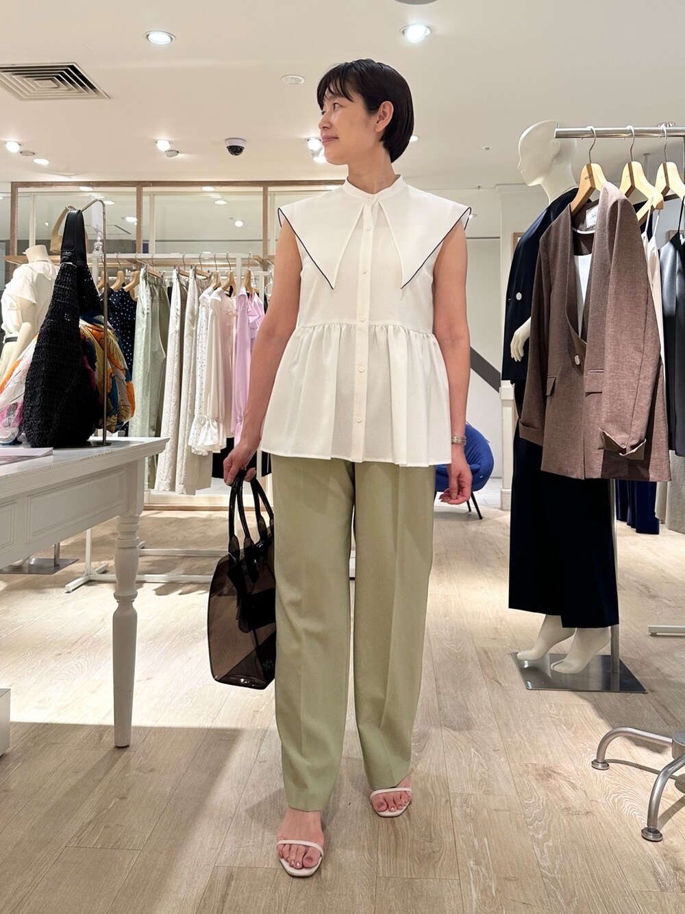 「ブラウス、ブラウスコーデ、ブラウス×パンツ、パンツ、パンツスタイル、パンツコーデ、大人女子、大人かわいい、オトナ女子、オトナカワイイ、オトナガーリー、夏コーデ、夏服コーデ、おでかけコーデ、大人ファッション」｜「NOLLEY’Sのビッグカラーノースリーブブラウス（シャツ/ブラウス、ホワイト系）」を使った、minaさん（骨格ストレート・レディース・157cm）の夏コーディネートの2枚目の写真