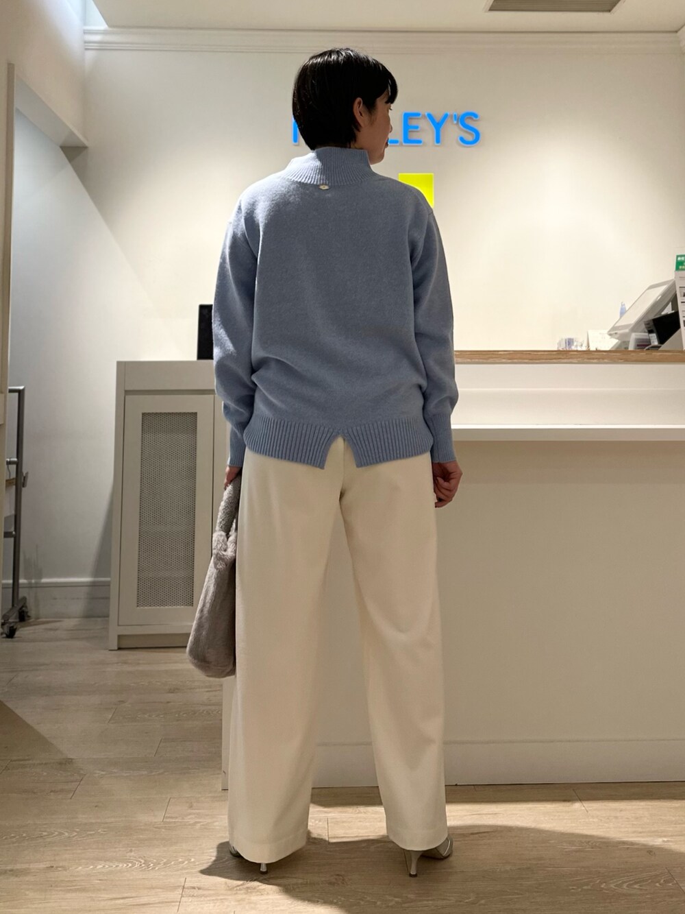 「アンサンブルニット、カーディガン、ハイネックニット、パンツスタイル、ワイドパンツ、ブルー x ホワイト、冬コーデ、ニット、あったかコーデ、お出かけコーデ、大人女子」｜「NOLLEY’Sのウォッシャブル裏起毛イージーワイドパンツ（その他パンツ、ホワイト系）」を使った、minaさん（レディース・157cm）の秋コーディネートの8枚目の写真