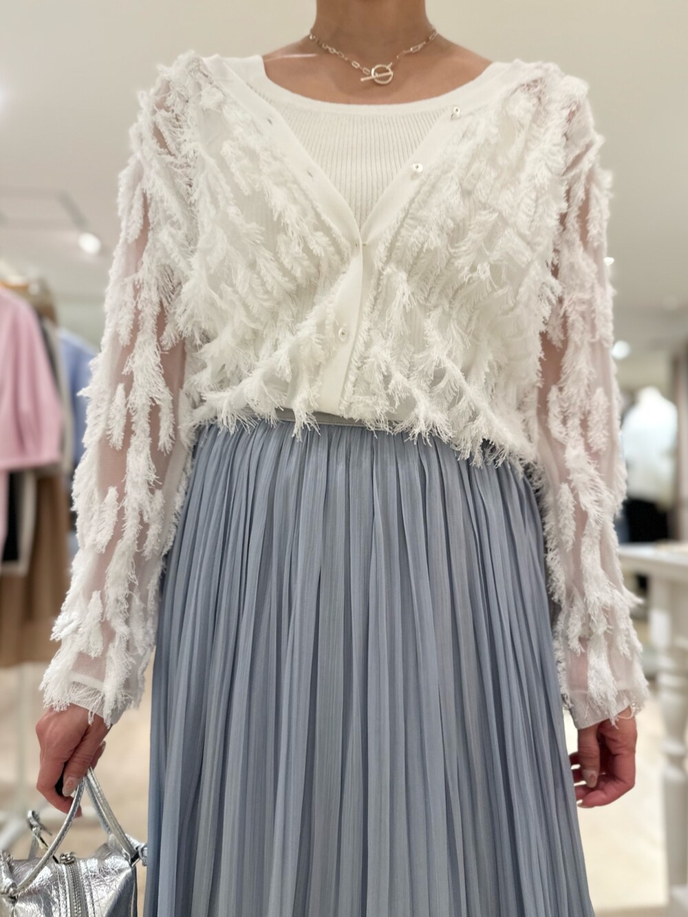 「カーディガン、カーディガンコーデ、スカート、スカートスタイル、スカートコーデ、プリーツスカート、プリーツスカートコーデ、スニーカーコーデ、春色、大人ファッション、オトナ女子、シアー、シアートップス、大人かわいい、大人カワイイ」｜「NOLLEY’Sのシャインサテン楊柳スカート（スカート、ブルー系）」を使った、minaさん（骨格ストレート・レディース・157cm）の春コーディネートの4枚目の写真