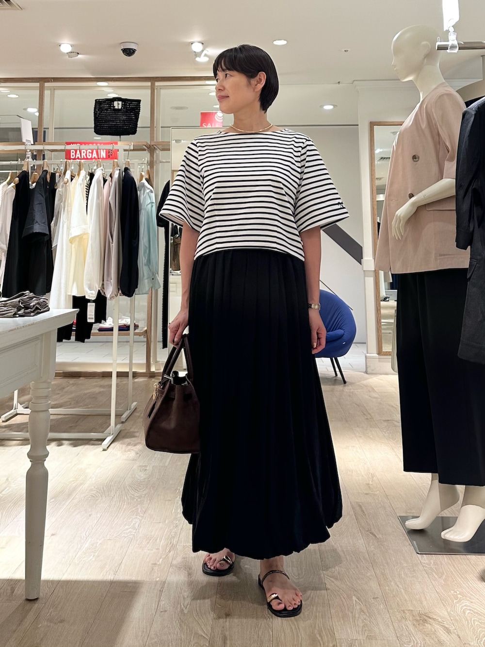 「tシャツ、Tシャツ、Tシャツコーデ、スカート、スカートスタイル、スカートコーデ、ボーダー、ボーダートップス、ボーダーTシャツ、バルーンスカート、大人カジュアルコーデ、オトナ女子、お出かけコーデ、ラフコーデ、オトナカワイイ」|「NOLLEY’Sの【SINBONO/シンボノ】 スエードコンビトートバッグ(トートバッグ、ブラウン系)」を使った、minaさん(骨格ストレート・レディース・157cm)の夏コーディネートの4枚目の写真
