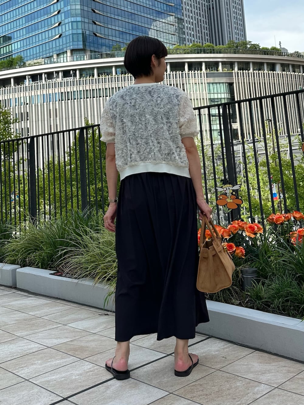 「ワンピース、ワンピーススタイル、ワンピースコーデ、カーディガン、カーディガンコーデ、シアー、大人かわいい、大人女子、オトナ女子、オトナカワイイ、おでかけコーデ、夏服コーデ、お出かけコーデ、大人可愛い」｜「NOLLEY’Sの【SINBONO/シンボノ】 スエードコンビトートバッグ（トートバッグ、イエロー系）」を使った、minaさん（骨格ストレート・レディース・157cm）の夏コーディネートの3枚目の写真