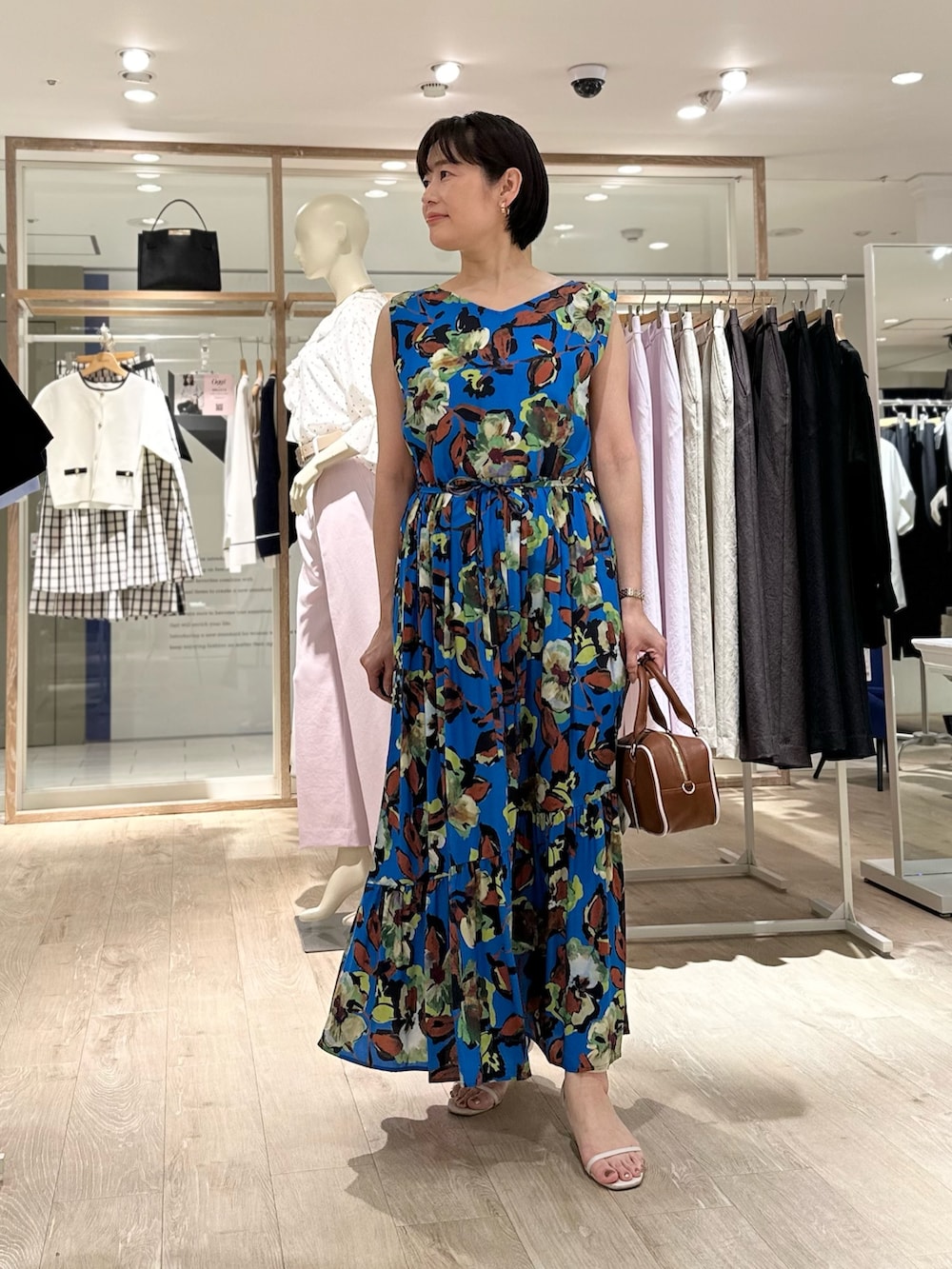 「ワンピース、ワンピーススタイル、ジャケット、ジャケットスタイル、ジャケットコーデ、麻ジャケット、ラミージャケット、ラミー、プリントワンピース、旅行コーデ、リゾートスタイル、オトナカワイイ、ワンピースコーデ、お仕事コーデ、大人かわいい」｜「NOLLEY’Sのウォッシャブルシルキープリントティアードマキシワンピース（ワンピース、ブルー系）」を使った、minaさん（骨格ストレート・レディース・157cm）の春コーディネートの9枚目の写真