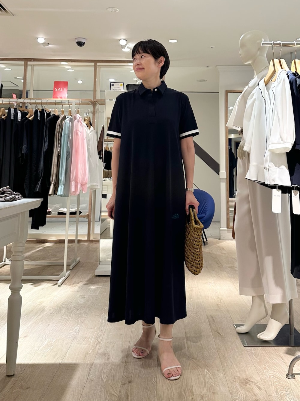 「ワンピース、ワンピーススタイル、ワンピースコーデ、ポロシャツワンピース、お出かけコーデ、夏コーデ、夏ファッション、おでかけコーデ、大人かわいい、ラクチンコーデ、オトナ女子、オトナカジュアル、オトナカワイイ、おとなコーデ、大人カジュアル」｜「NOLLEY’Sのポロ衿ワンピース（ワンピース、ブルー系）」を使った、minaさん（骨格ストレート・レディース・157cm）の夏コーディネートの6枚目の写真