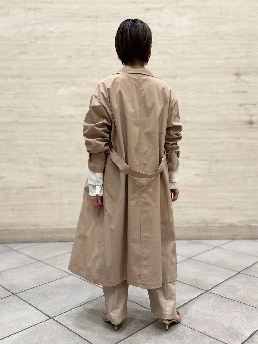 「トレンチコート、トレンチ、ニットジャケット、シアートップス、チノパン、パンツコーデ、ワントーンコーデ、春アウター、春服、オトナ女子」｜「NOLLEY’Sのウォッシャブルチノ風ワイドパンツ（チノパンツ、ベージュ系）」を使った、minaさん（レディース・157cm）の冬コーディネートの5枚目の写真