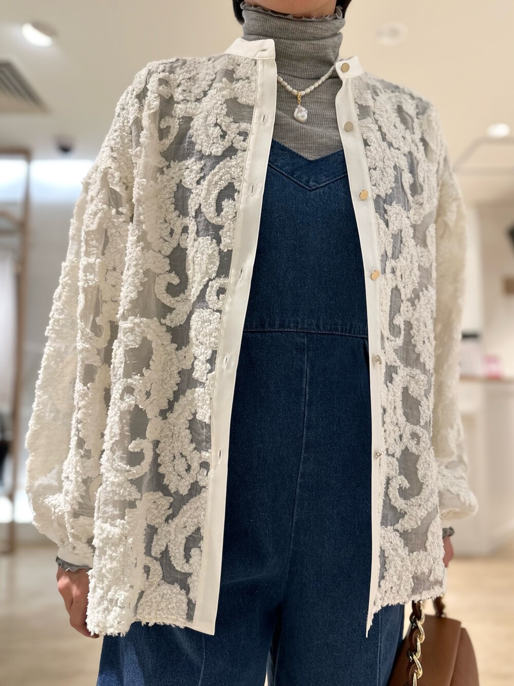 「KIRYU、タートルネック、オールインワン、デニム、秋コーデ、お出かけコーデ、オトナカジュアル、デニムコーデ、秋服準備はじめました」|「Rie Millerの【RM denim】デニムオールインワン(つなぎ/オールインワン、ブルー系)」を使った、minaさん(レディース・157cm)の秋コーディネートの9枚目の写真