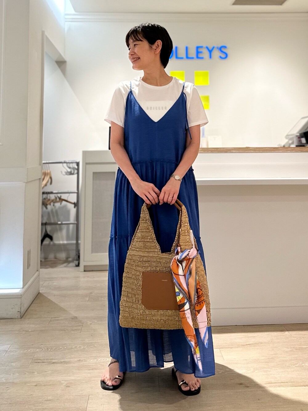「キャミワンピース、ワンピース、Tシャツ、サンダル、夏コーデ、夏だ!Tシャツ着よう!、デートコーデ、キャミワンピ、お出かけコーデ、大人カジュアル、24SS夏の新作」|「NICOLAS LAINASの【NICOLAS LAINAS/ニコラス ライナス】ゴールドフィンガーフックサンダル(サンダル、ブラック系)」を使った、minaさん(レディース・157cm)の夏コーディネートの5枚目の写真
