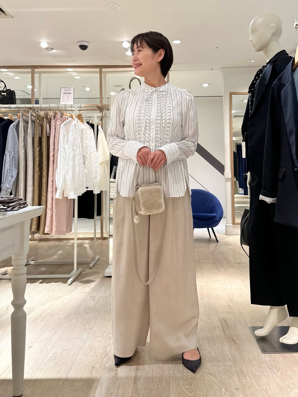 ホワイト系のシャツ/ブラウス、ベージュ系のショルダーバッグ、ベージュ系のその他パンツを着用したレディースの秋コーディネートの5枚目の写真