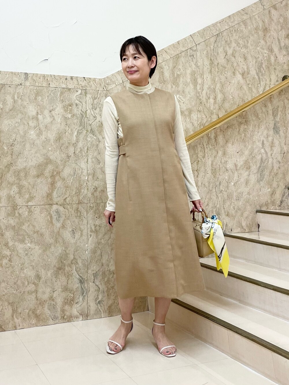 「ワンピース、ジレ、シアーハイネック、サンダル、休日スタイル、春コーデ、オフィスカジュアル、レイヤードスタイル、シアートップス、春服、お出かけコーデ、大人カジュアル、大人女子、骨格ウェーブ、ワンピースコーデ」｜「NOLLEY’Sの◇【WEB限定カラーあり】ストラップサンダル（サンダル、ホワイト系）」を使った、minaさん（レディース・157cm）の春コーディネートの6枚目の写真