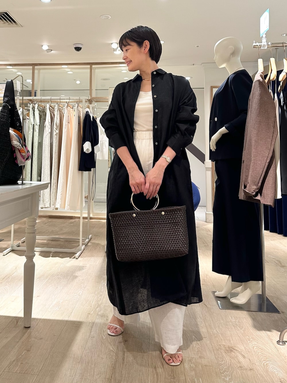 「リネン、リネンパンツ、リネンワンピース、ワンピースコーデ、ワンピーススタイル、リラックススタイル、リラックスパンツ、リラックスコーデ、リラックスワンピース、シャツはおり、はおりワンピ、夏ファッション、大人カジュアルコーデ、ラフコーデ、大人コーデ」｜「SANRAMIの【SANRAMI/サンラミ】【松葉☆別注アイテム】リングハンドルメルカドバッグ（かごバッグ、ブラウン系）」を使った、minaさん（骨格ストレート・レディース・157cm）の夏コーディネートの4枚目の写真