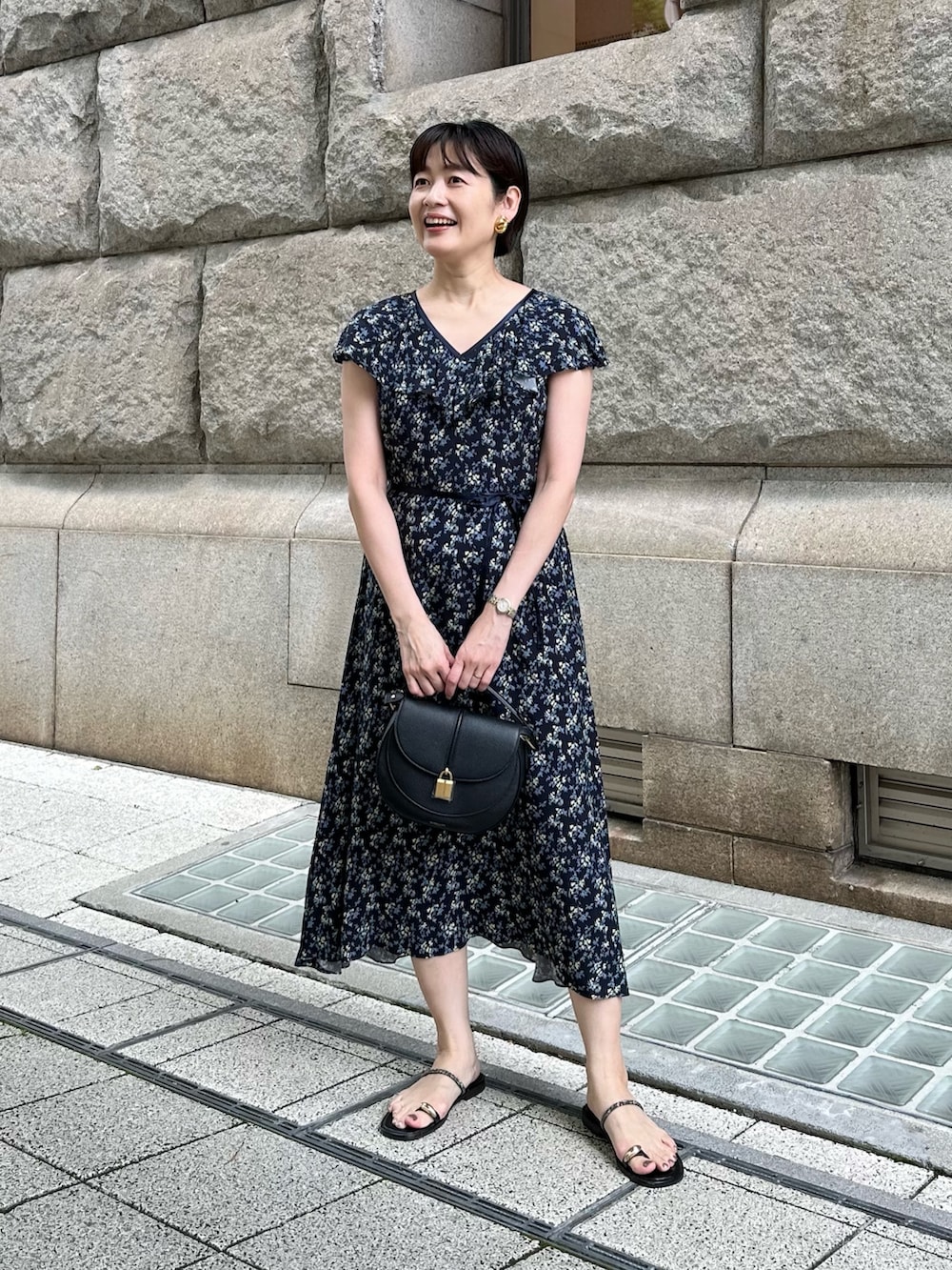 「ワンピース、ワンピーススタイル、花柄、花柄ワンピース、フラワープリント、フラワー柄、夏ファッション、お出かけコーデ、大人可愛い、デートコーデ、デート/ロマンティック、デートスタイル（WOMEN）、オトナ女子、オトナカワイイ、オトナガーリー」｜「NOLLEY’Sのウォッシャブルヴィーガンフラワープリントワンピース（ワンピース、ブルー系）」を使った、minaさん（骨格ストレート・レディース・157cm）の夏コーディネートの7枚目の写真