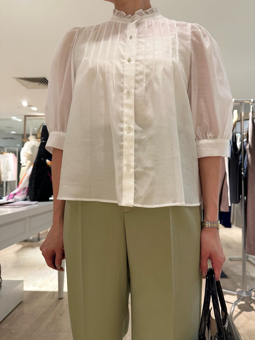 「フリル、フリルトップス、フリルブラウス、ブラウス、ブラウスコーデ、ブラウス×パンツ、パンツ、パンツスタイル、パンツコーデ、通勤、通勤コーデ、通勤スタイル、夏コーデ、大人ファッション、オトナカワイイ」｜「NOLLEY’SのPVCトート＆ミニバッグチャーム（トートバッグ、ブラック系）」を使った、minaさん（骨格ストレート・レディース・157cm）の夏コーディネートの9枚目の写真