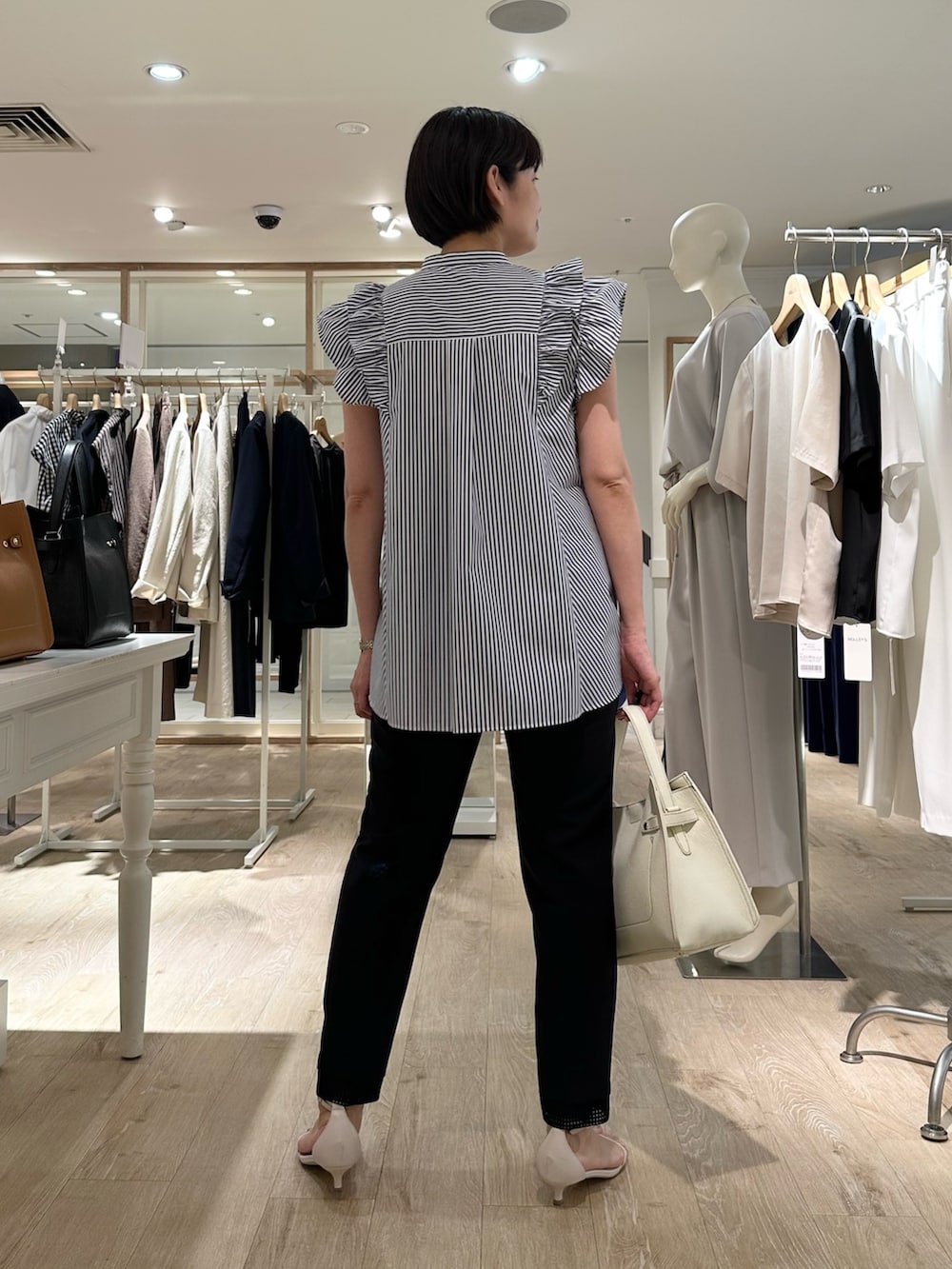 「ストライプ、ストライプシャツ、パンツ、パンツスタイル、パンツコーデ、夏コーデ、夏服コーデ、おでかけコーデ、夏ファッション、大人ファッション、大人女子、お出かけコーデ、オトナカワイイ、フリルブラウス、オトナ女子」｜「NOLLEY’Sのひねり金具付きワンハンドルバッグ【WEB STAFF守屋☆別注アイテム】（ショルダーバッグ、イエロー系）」を使った、minaさん（骨格ストレート・レディース・157cm）の夏コーディネートの6枚目の写真