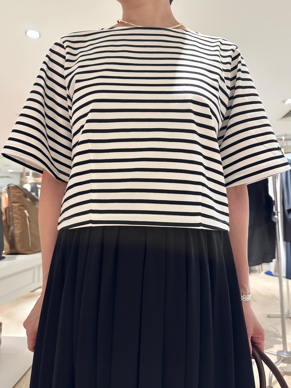 「tシャツ、Tシャツ、Tシャツコーデ、スカート、スカートスタイル、スカートコーデ、ボーダー、ボーダートップス、ボーダーTシャツ、バルーンスカート、大人カジュアルコーデ、オトナ女子、お出かけコーデ、ラフコーデ、オトナカワイイ」|「NOLLEY’Sの【SINBONO/シンボノ】 スエードコンビトートバッグ(トートバッグ、ブラウン系)」を使った、minaさん(骨格ストレート・レディース・157cm)の夏コーディネートの8枚目の写真