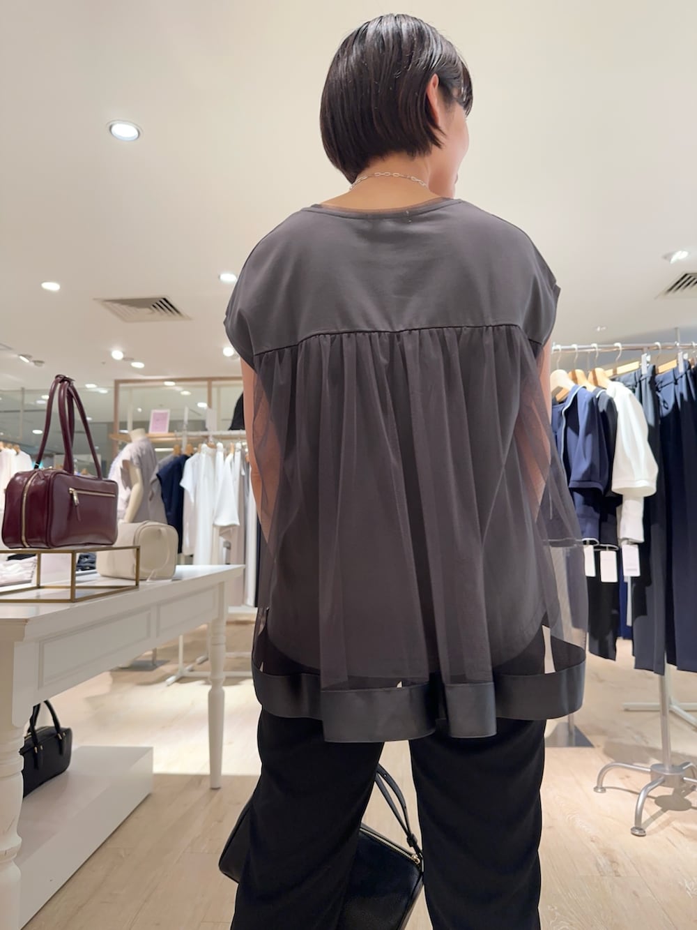「チュール、チュールトップス、パンツ、パンツスタイル、パンツコーデ、夏ファッション、楽チンコーデ、オトナ女子、オトナカワイイ、大人、大人コーデ、大人女子、大人かわいい」｜「NICOLAS LAINASの【NICOLAS LAINAS/ニコラス ライナス】 メタリックフィンガーフックサンダル【NOLLEY'S mgr. 松葉☆別注アイテム】（サンダル、ゴールド系）」を使った、minaさん（骨格ストレート・レディース・157cm）の夏コーディネートの4枚目の写真
