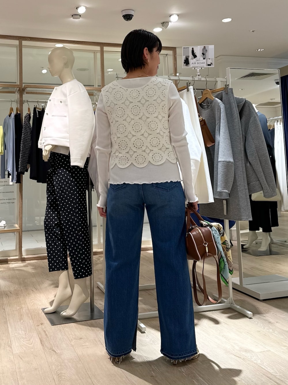 「レース、レーストップス、ベスト、ベストコーデ、ベスト×Tシャツ、レイヤードスタイル、デニム、デニムパンツ、デニムコーデ、スリットパンツ、スリットデニム、マニプリ、マニプリスカーフ、大人カジュアル、大人カジュアルコーデ」｜「NOLLEY’Sの【grace grace/グラスグラス】ハートイヤリング（イヤリング、ゴールド系）」を使った、minaさん（骨格ストレート・レディース・157cm）の冬コーディネートの4枚目の写真