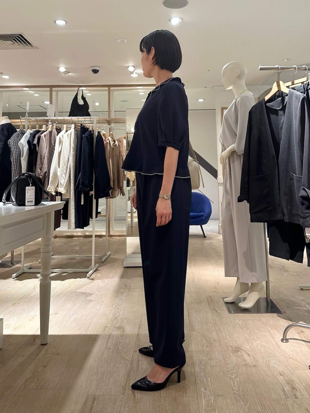 「ブラウス、ブラウスコーデ、ブラウス×パンツ、パンツ、パンツスタイル、パンツコーデ、通勤、通勤コーデ、通勤スタイル、オフィス、オフィススタイル、オフィスコーデ」｜「NOLLEY’Sの《セットアップ対応》ウォッシャブルツイルイージーパンツ（その他パンツ、ブルー系）」を使った、minaさん（骨格ストレート・レディース・157cm）の夏コーディネートの2枚目の写真