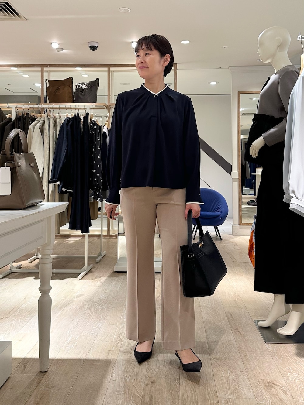 ベージュ系のその他パンツ、ブラック系のショルダーバッグ、ブルー系のシャツ/ブラウスを着用したレディースの秋コーディネートの8枚目の写真