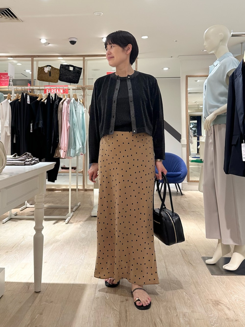 「カーディガン、カーディガンコーデ、アンサンブル、アンサンブルニット、アンサンブルコーデ、スカート、スカートスタイル、スカートコーデ、ドットスカート、シアー、シアートップス、ラメニット、夏ファッション、オトナカワイイ、夏服」｜「NICOLAS LAINASの【NICOLAS LAINAS/ニコラス ライナス】 メタリックフィンガーフックサンダル【NOLLEY'S mgr. 松葉☆別注アイテム】（サンダル、ゴールド系）」を使った、minaさん（骨格ストレート・レディース・157cm）の夏コーディネートの4枚目の写真