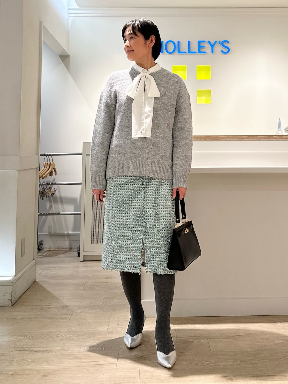 「ニット、ニットコーデ、シャツスタイル、シャツコーデ、スカート、スカートスタイル、スカートコーデ、ツイード、ツイードスカート、レイヤードスタイル、レイヤード、重ね着」｜「NOLLEY’Sの静電気防止加工コットンタイツ（タイツ/ストッキング、グレー系）」を使った、minaさん（骨格ストレート・レディース・157cm）の冬コーディネートの7枚目の写真