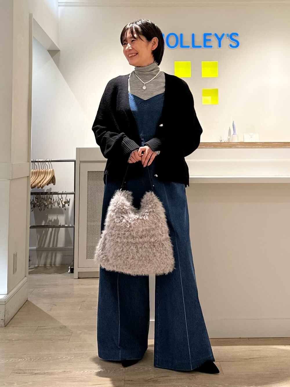 「カーディガン、カーディガンコーデ、タートルネック、デニム、オールインワン、秋コーデ、お出かけコーデ、オトナカジュアル、大人かわいい」|「NOLLEY’Sのフェイクファーワンショルダーバッグ(ショルダーバッグ、グレー系)」を使った、minaさん(レディース・157cm)の秋コーディネートの7枚目の写真