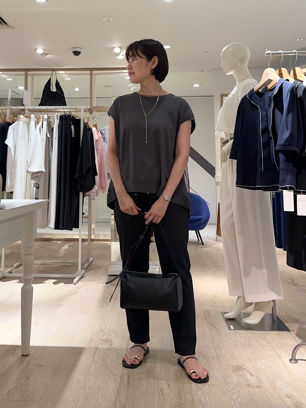 「チュール、チュールトップス、パンツ、パンツスタイル、パンツコーデ、夏ファッション、楽チンコーデ、オトナ女子、オトナカワイイ、大人、大人コーデ、大人女子、大人かわいい」｜「NICOLAS LAINASの【NICOLAS LAINAS/ニコラス ライナス】 メタリックフィンガーフックサンダル【NOLLEY'S mgr. 松葉☆別注アイテム】（サンダル、ゴールド系）」を使った、minaさん（骨格ストレート・レディース・157cm）の夏コーディネートの7枚目の写真