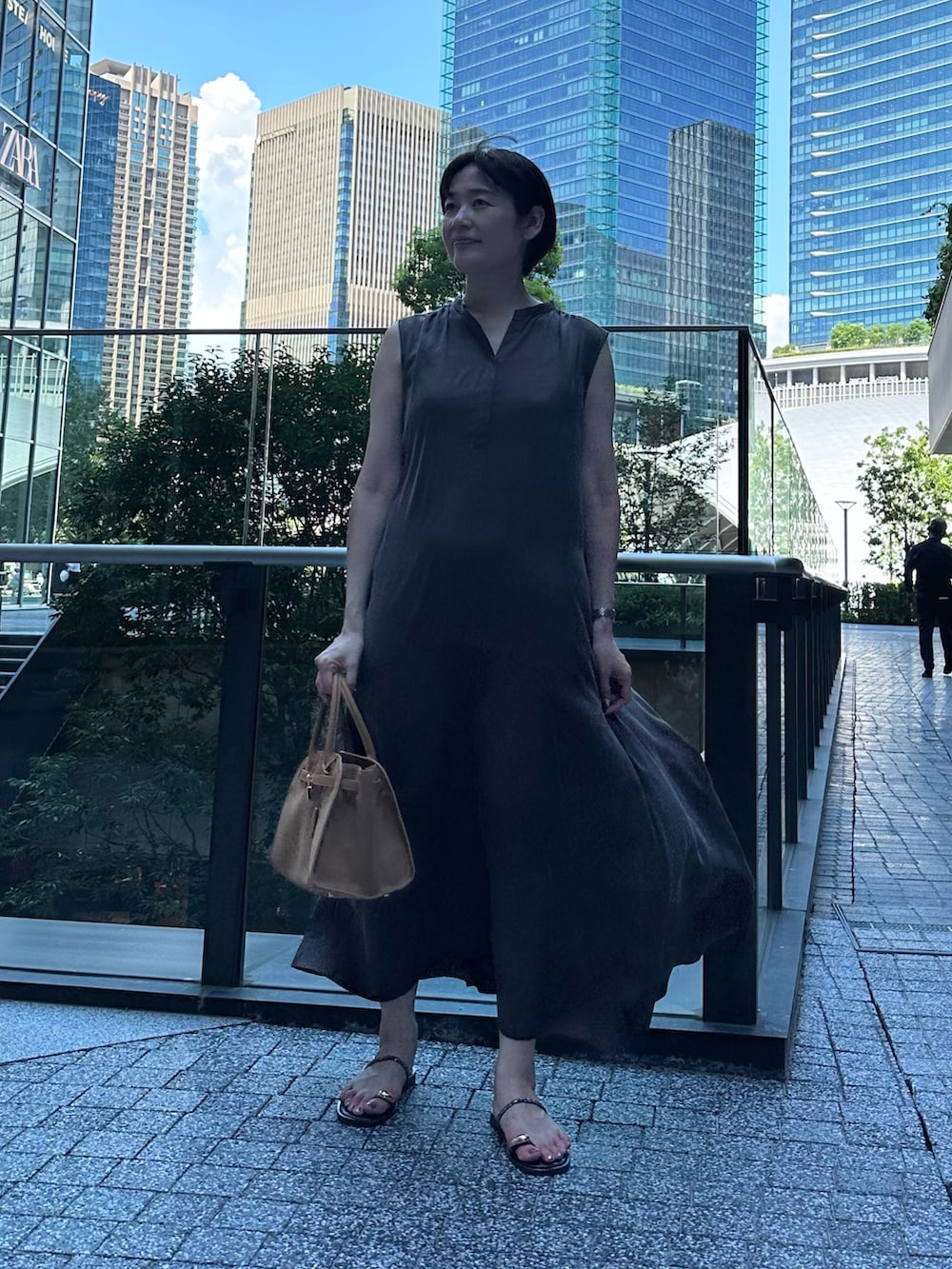 「ワンピース、ワンピーススタイル、ワンピースコーデ、夏コーデ、夏ファッション、大人コーデ、大人女子、大人かわいい、オトナ女子、オトナカワイイ、おとなコーデ、ノースリーブ、サテンワンピース」｜「NOLLEY’Sのウォッシャブルフィブリルサテンノースリシャツワンピース（ワンピース、ブラウン系）」を使った、minaさん（骨格ストレート・レディース・157cm）の夏コーディネートの7枚目の写真