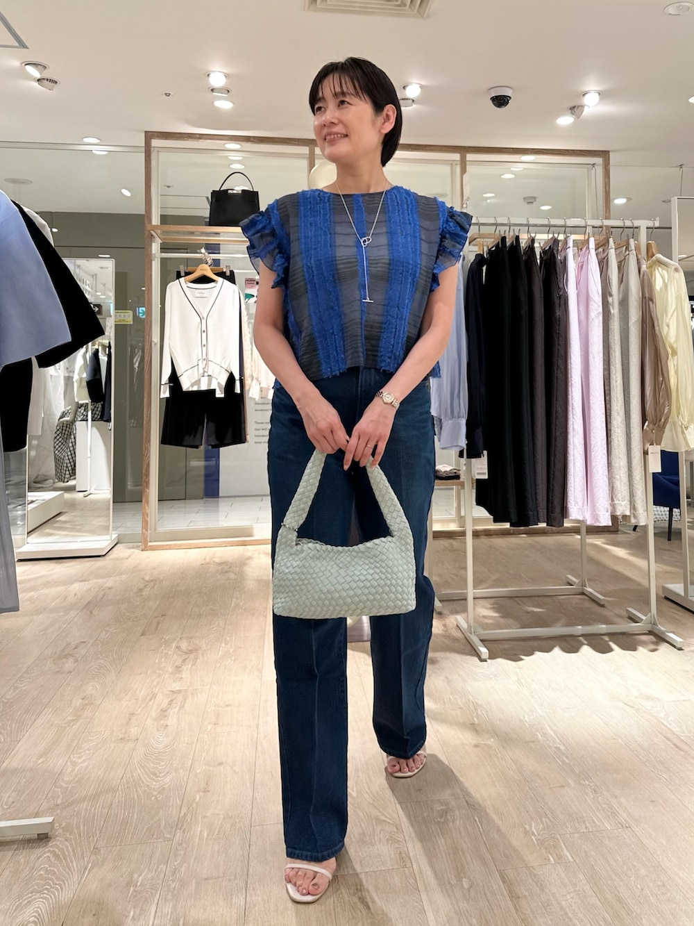 「シアー、シアートップス、シア―ブラウス、デニム、デニムパンツ、デニムコーデ、ジャガード、大人カジュアル、大人コーデ、大人女子、大人かわいい、チェック、春ファッション、大人カジュアルコーデ、オトナカワイイ」｜「Rie Millerの【RM denim】センタープレスハイウエストデニム（デニムパンツ、ブルー系）」を使った、minaさん（骨格ストレート・レディース・157cm）の春コーディネートの6枚目の写真