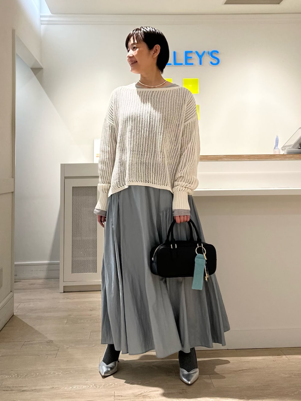 「スカート、スカートスタイル、スカートコーデ、春ニット、メッシュニット、メッシュトップス、春服、大人可愛い、春カラー、フェミニン」|「NOLLEY’Sの【grace grace/グラスグラス】【WEB STAFF恵☆別注アイテム】プレーンチョーカー(チョーカー、シルバー系)」を使った、minaさん(骨格ストレート・レディース・157cm)の冬コーディネートの3枚目の写真