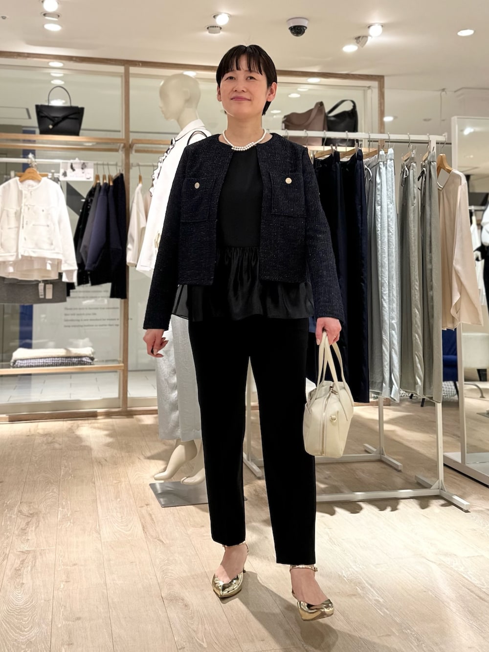 「ジャケット、ジャケットスタイル、ジャケットコーデ、パンツ、パンツスタイル、パンツコーデ、セレモニー、セレモニーコーデ、セレモニースタイル、通勤、通勤コーデ、通勤スタイル、入学式・卒業式、入学式コーデ、卒業式コーデ」|「grace grace の【grace grace/グラスグラス】シェルパールオーバーショートネックレス(ネックレス、ホワイト系)」を使った、minaさん(骨格ストレート・レディース・157cm)の春コーディネートの4枚目の写真