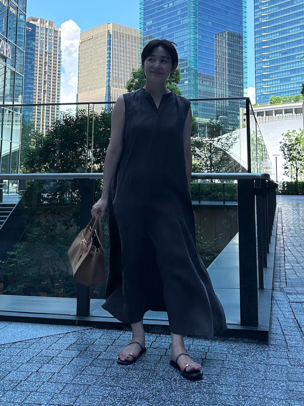 「ワンピース、ワンピーススタイル、ワンピースコーデ、夏コーデ、夏ファッション、大人コーデ、大人女子、大人かわいい、オトナ女子、オトナカワイイ、おとなコーデ、ノースリーブ、サテンワンピース」｜「NOLLEY’Sのウォッシャブルフィブリルサテンノースリシャツワンピース（ワンピース、ブラウン系）」を使った、minaさん（骨格ストレート・レディース・157cm）の夏コーディネートの5枚目の写真