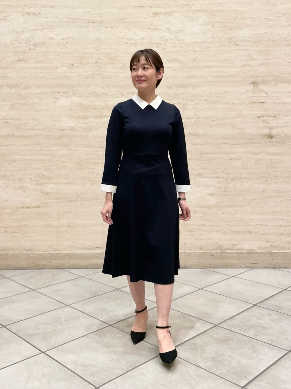 「ワンピース、ワンピーススタイル、春コーデ、大人女子、大人かわいい、ワンピースコーデ、通勤コーデ、お食事会、キレイめ、きちんとスタイル」｜「NOLLEY’Sの衿付きポンチワンピース（ワンピース、ブルー系）」を使った、minaさん（レディース・157cm）の春コーディネートの4枚目の写真