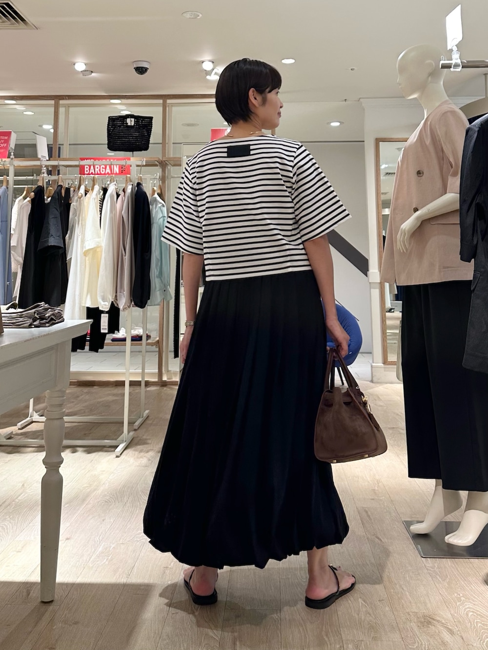 「tシャツ、Tシャツ、Tシャツコーデ、スカート、スカートスタイル、スカートコーデ、ボーダー、ボーダートップス、ボーダーTシャツ、バルーンスカート、大人カジュアルコーデ、オトナ女子、お出かけコーデ、ラフコーデ、オトナカワイイ」|「NOLLEY’Sの【SINBONO/シンボノ】 スエードコンビトートバッグ(トートバッグ、ブラウン系)」を使った、minaさん(骨格ストレート・レディース・157cm)の夏コーディネートの3枚目の写真