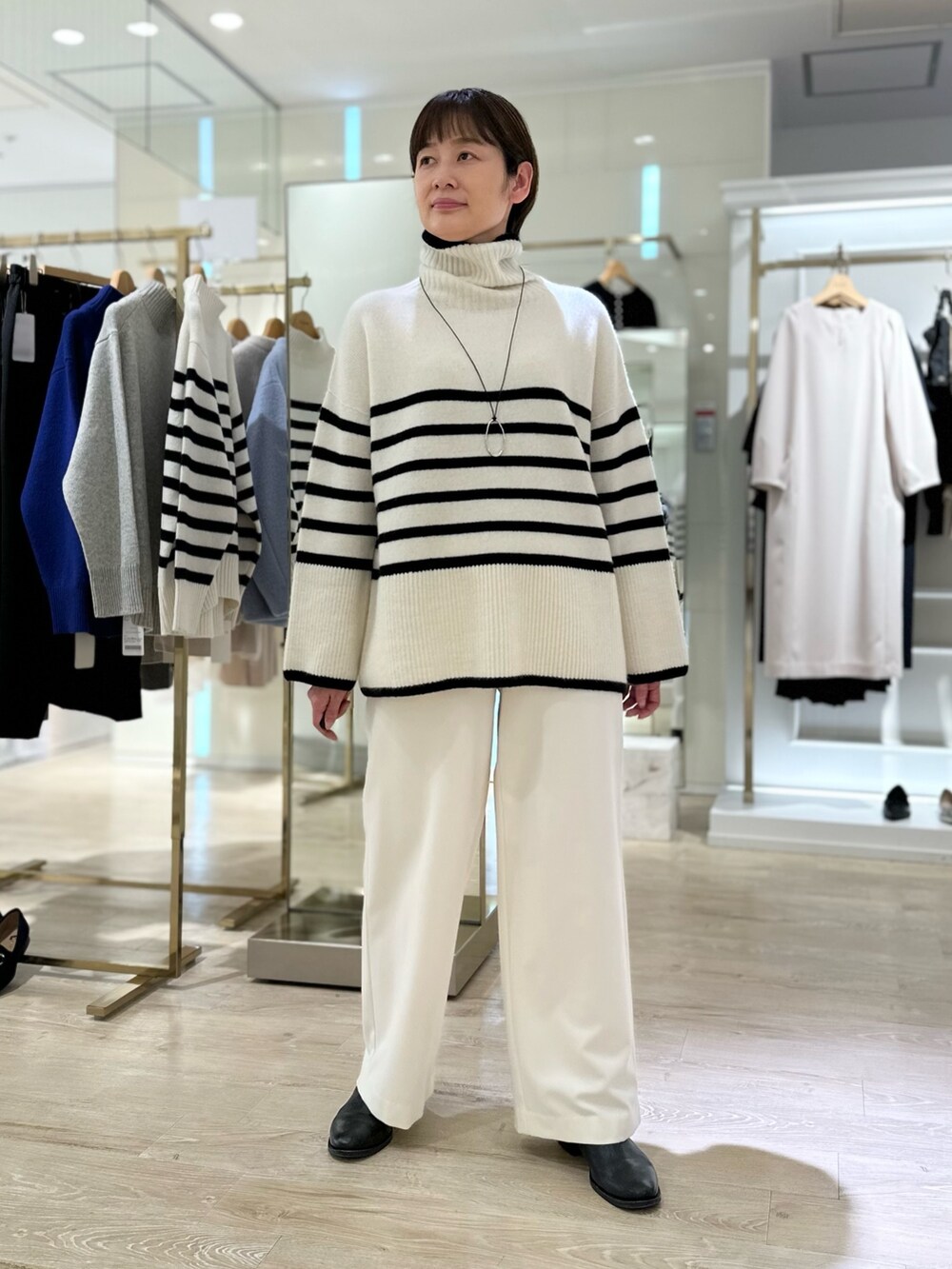 「シャギー、ボーダー、ニット、タートルネック、パンツスタイル、パンツコーデ、白パンツ、冬コーデ、大人女子、ゆったりコーデ、タートルネックニット、ジップブルゾン、アウター」｜「NOLLEY’Sのウールカシミヤタートルネックプルオーバーニット（ニット/セーター、ホワイト系）」を使った、minaさん（レディース・157cm）の秋コーディネートの8枚目の写真