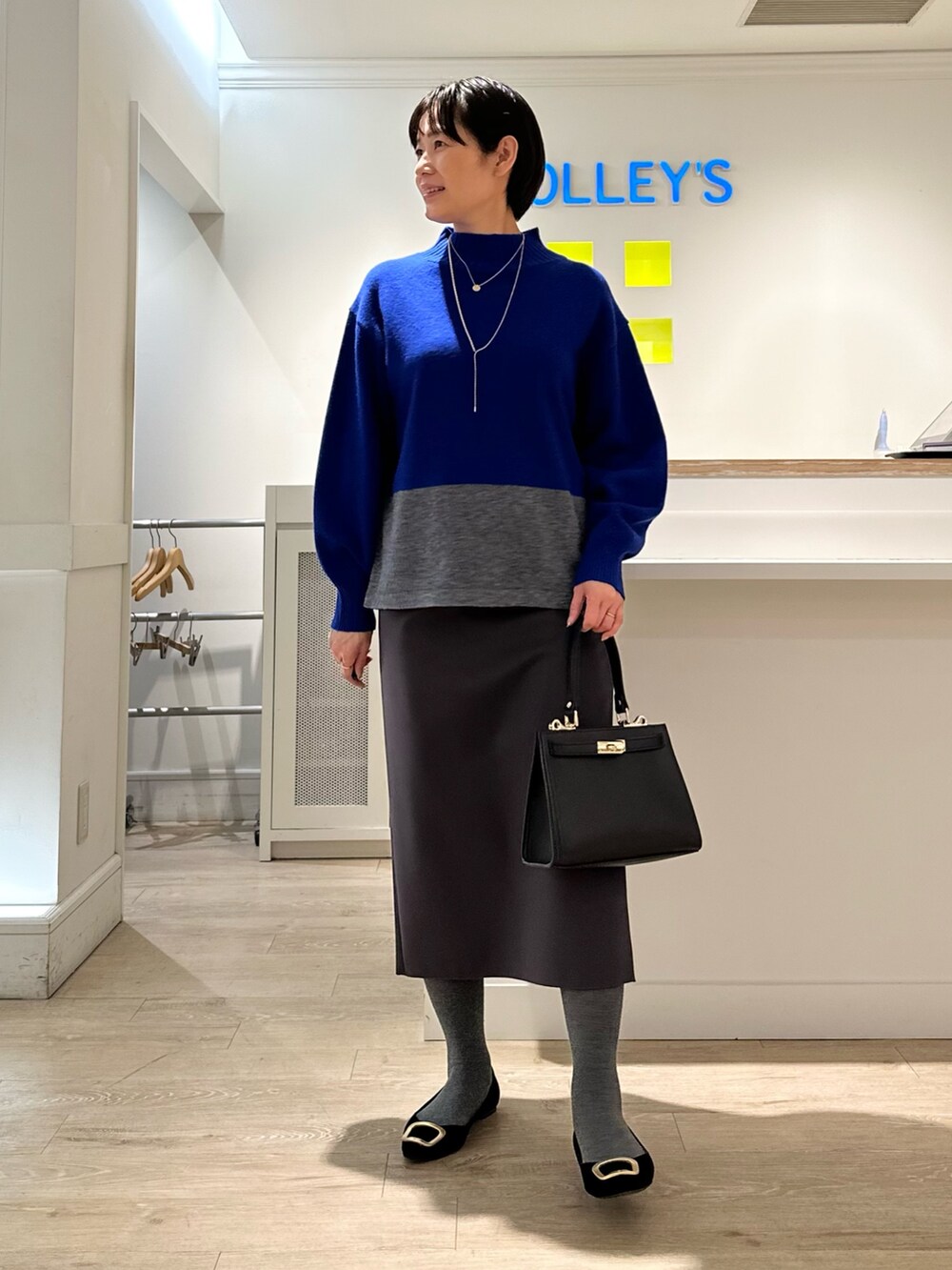 「ニット、ニットコーデ、ハイネックニット、ハイネックトップス、スカート、スカートスタイル、スカートコーデ、冬コーデ、冬服」｜「NOLLEY’Sの2wayCLASSICショルダーバッグM（ショルダーバッグ、ブラック系）」を使った、minaさん（骨格ストレート・レディース・157cm）の冬コーディネートの4枚目の写真